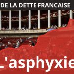 Hémicycle de l’Assemblée nationale et courbe ascendante rouge symbolisant la charge d’intérêts de la dette française