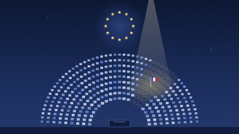 Illustration : l’hémicycle du Parlement européen sous le cercle des douze étoiles ; sous un projecteur, un bloc de sièges vides marqué d’un petit drapeau français.
