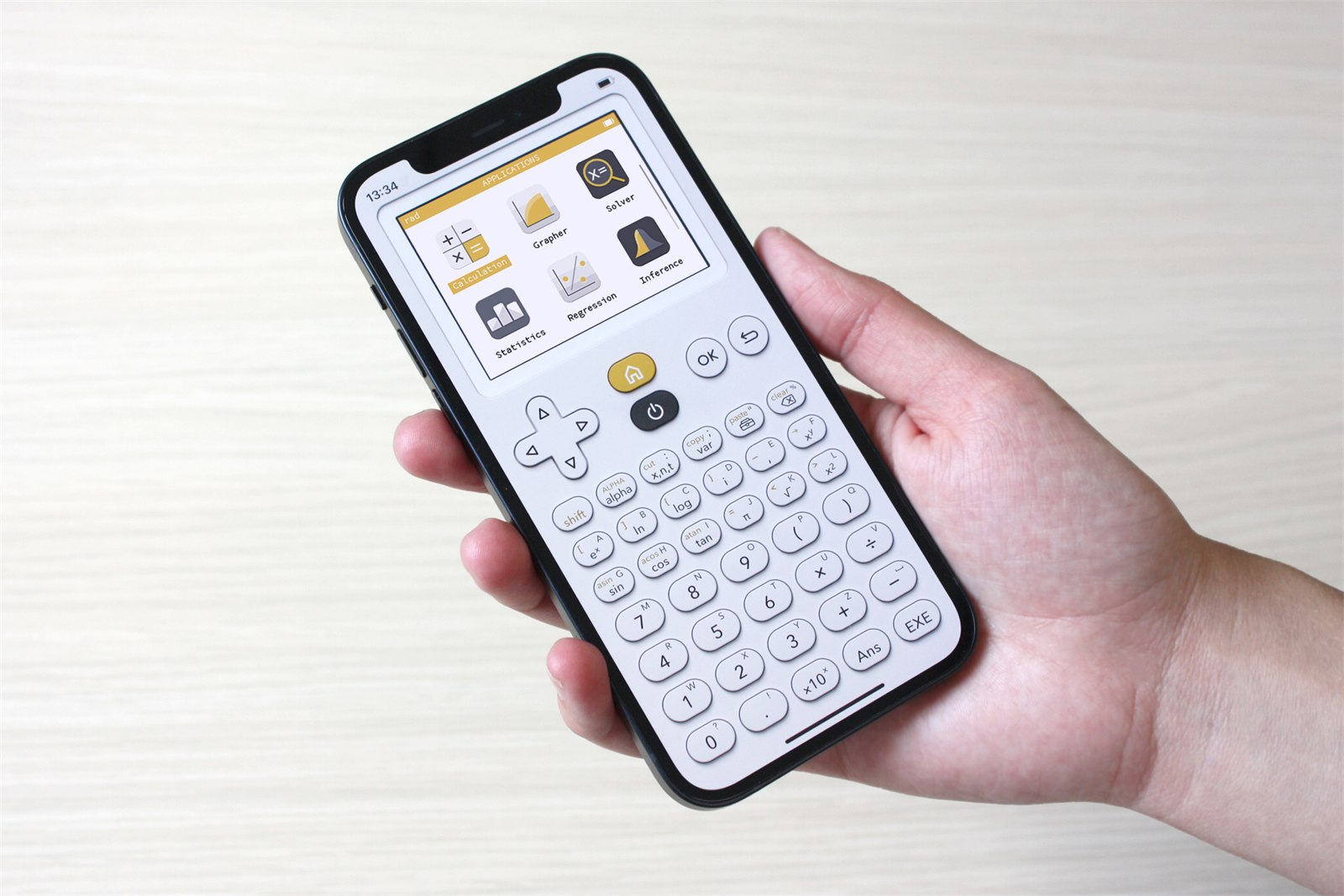 La calculatrice NumWorks affichée en application sur un téléphone tenu en main